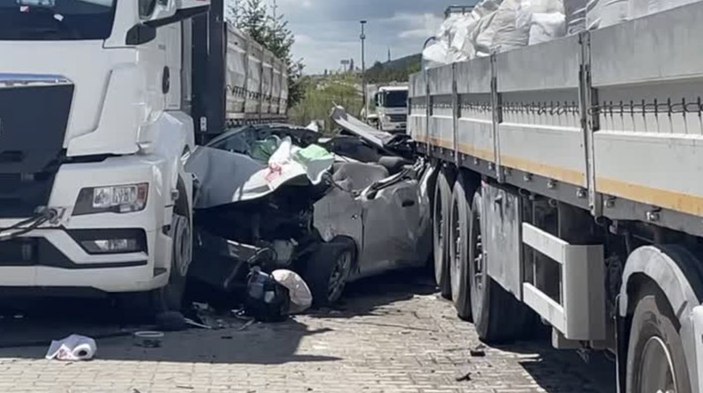 Bolu'da iki tıra çarpan otomobildeki 3 kişi hayatını kaybetti