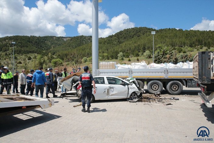 Bolu'da iki tıra çarpan otomobildeki 3 kişi hayatını kaybetti