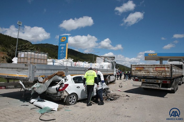 Bolu'da iki tıra çarpan otomobildeki 3 kişi hayatını kaybetti