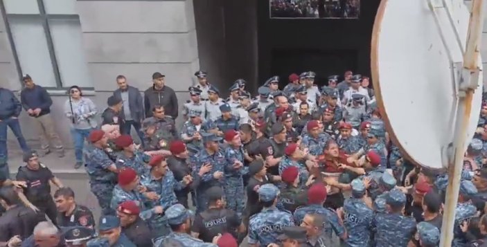 Ermenistan'da, protestocular bakanlık binasını ablukaya aldı