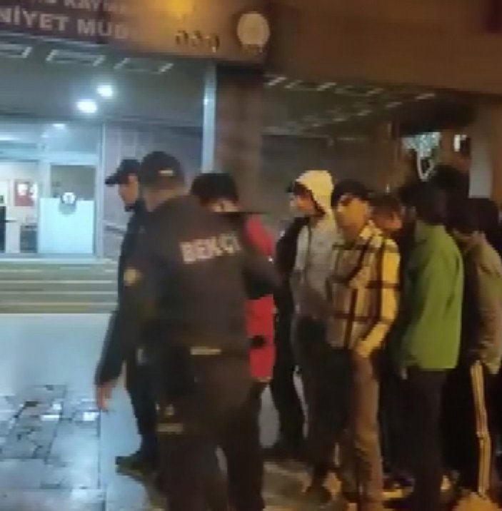 Zeytinburnu'nda 54 kaçak göçmen yakalandı
