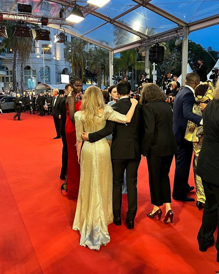 Oğlu Hira, Zerrin Tekindor'u Cannes'da yalnız bırakmadı