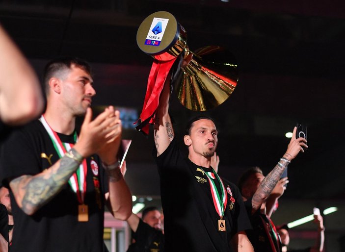 Ibrahimovic, kutlamalarda Hakan Çalhanoğlu'na sataştı