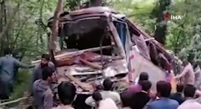 Pakistan’da iki otobüs yarıştı, kaza oldu: 8 ölü