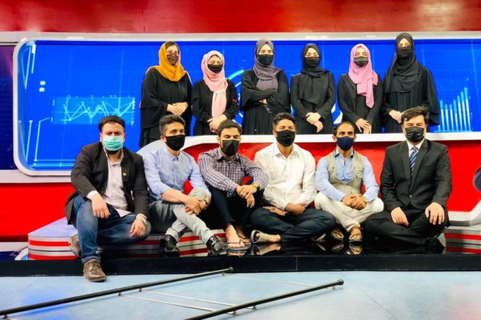 Afganistan'da erkek sunuculardan kadın meslektaşlarına maskeli destek