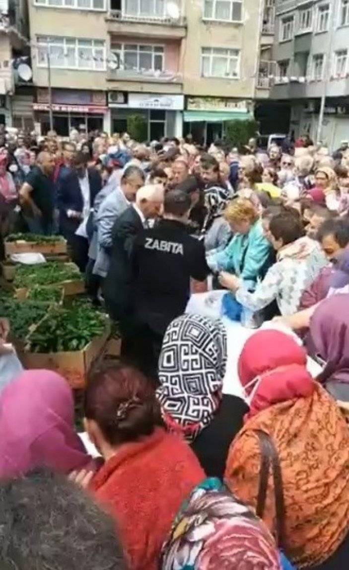 Trabzon Beşikdüzü'nde belediyenin fide dağıtımında izdiham yaşandı