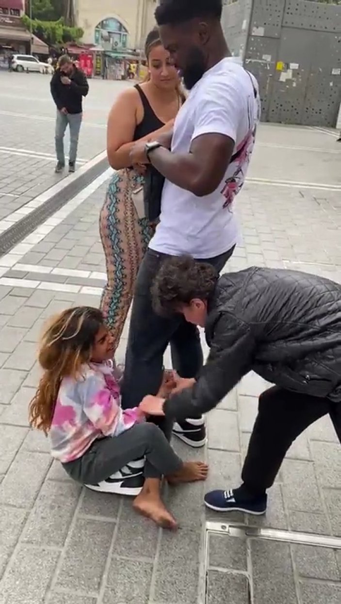 Fatih'te turistin bacağına sarılıp bırakmayan dilenci çocuk