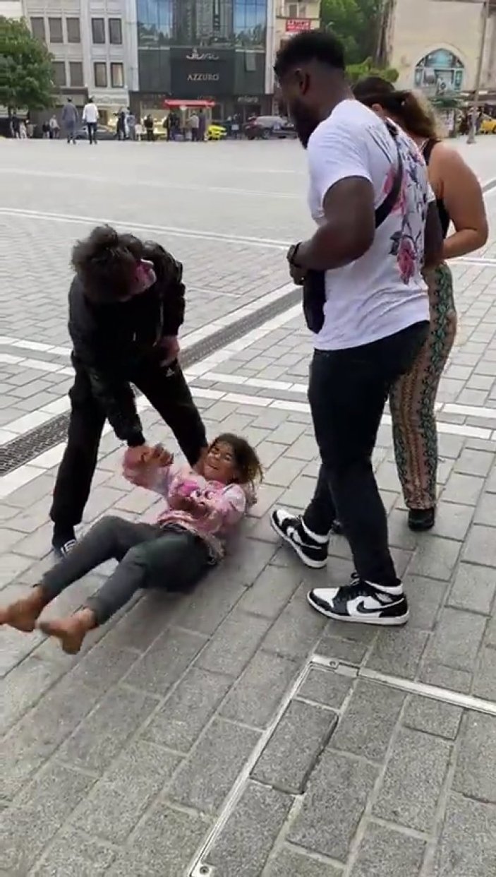 Fatih'te turistin bacağına sarılıp bırakmayan dilenci çocuk