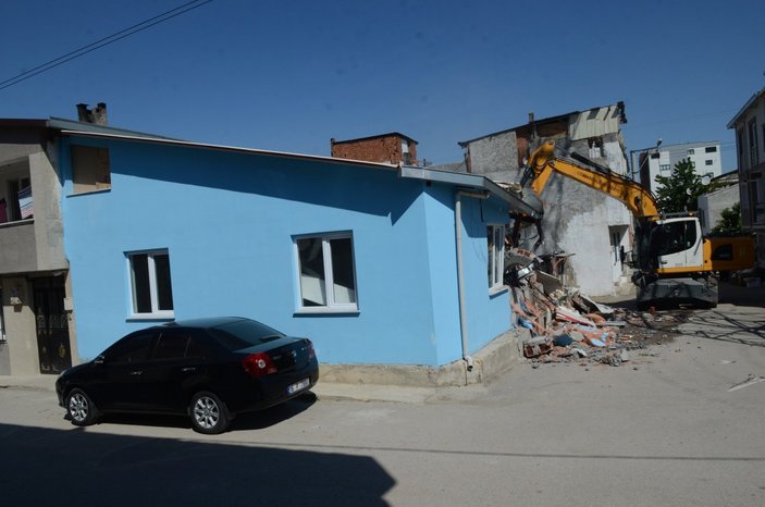 Bursa'da evini yıkmaya gelen belediyeye direndi