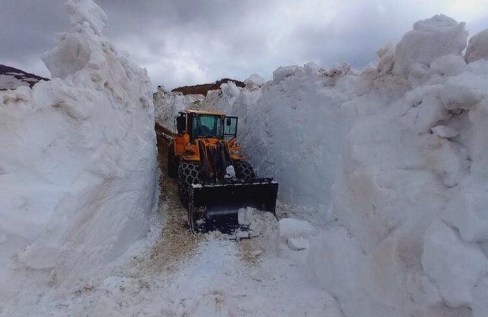 Hakkari'de karla mücadele sürüyor