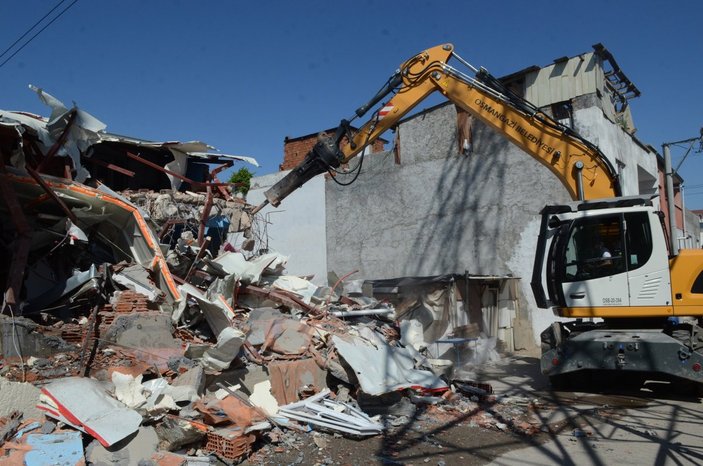 Bursa'da evini yıkmaya gelen belediyeye direndi