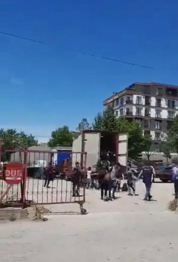 Kocaeli’de 35 göçmen kamyon kasasında yakalandı