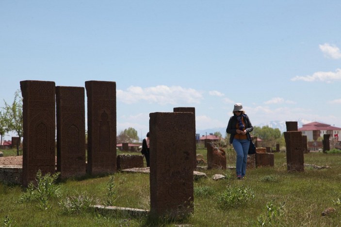 Ahlat'taki mezar taşları, ziyaretçilerini tarihi yolculuğa çıkarıyor