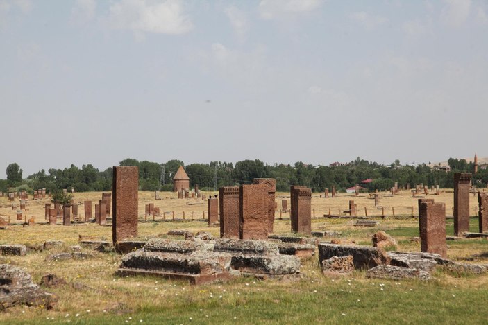 Ahlat'taki mezar taşları, ziyaretçilerini tarihi yolculuğa çıkarıyor