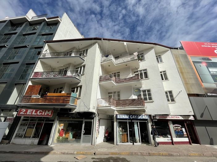 a Aksaray'da eşini bıçaklayan şahıs, çocuklarını balkondan attı