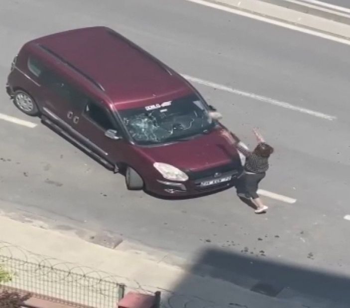 d Beylikdüzü'nde kaza yaptı, ortalığı birbirine kattı