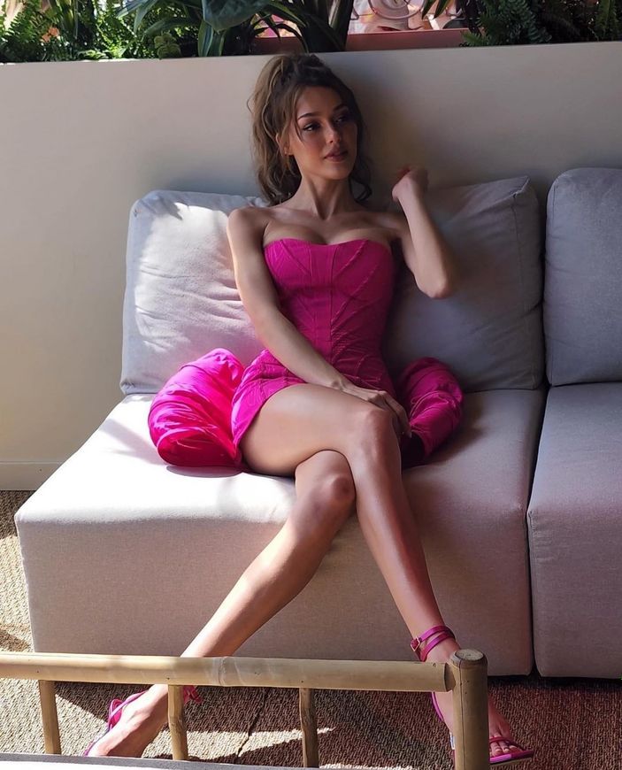 Dilan Çiçek Deniz derin dekolteli minicik elbisesiyle bacak şov yaptı! Bir bakan gözlerini alamıyor...