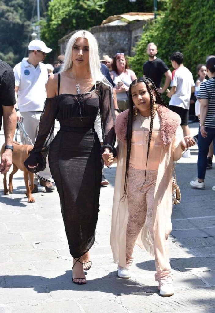 Kim Kardashian, kızına korse giydirdi
