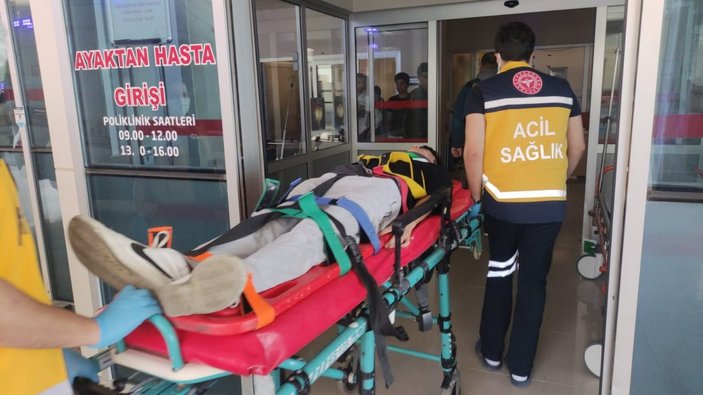 Bursa'da otomobilin altında kalan 2 genç yaralandı