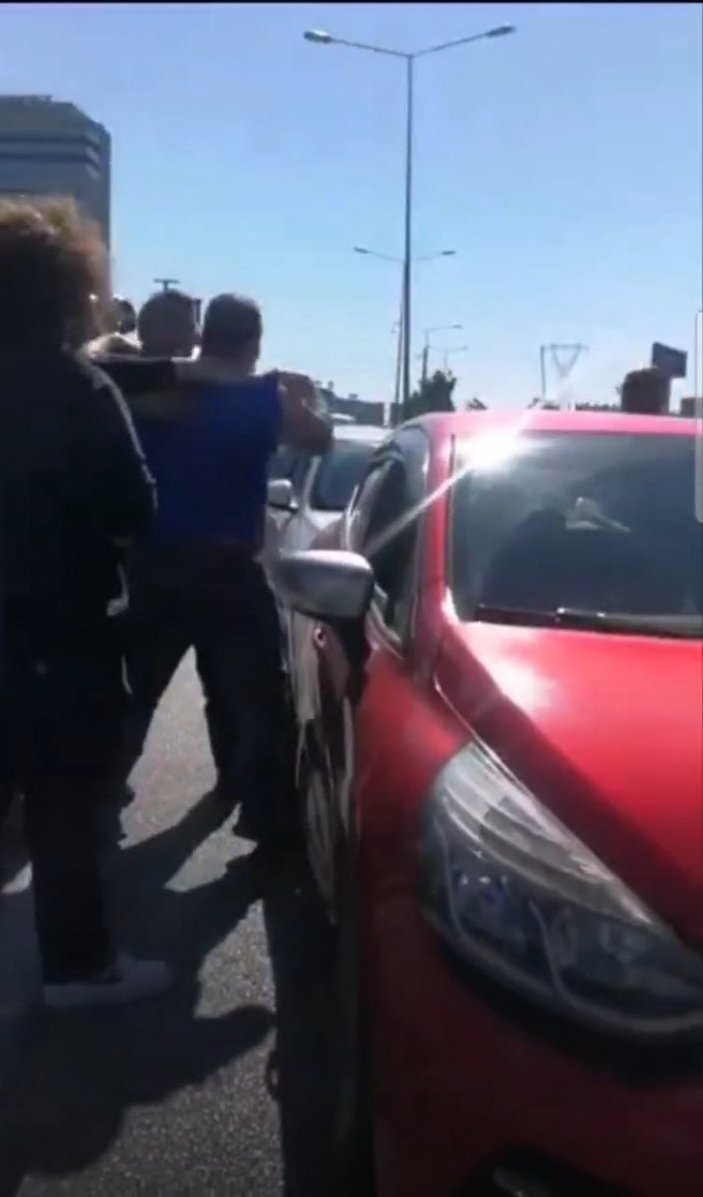 Bursa'da sürücülerin sinyal verme kavgası kamerada