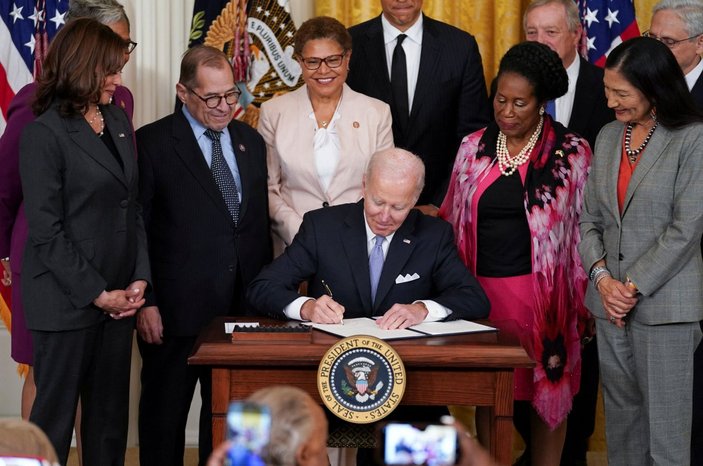 Joe Biden, polisin güç kullanımına ilişkin kararnameyi imzaladı