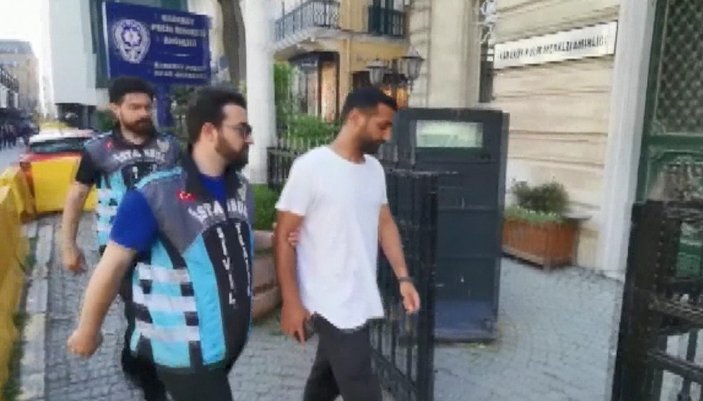 Beyoğlu’ndaki değnekçi kamerada: Polis hemen yakaladı