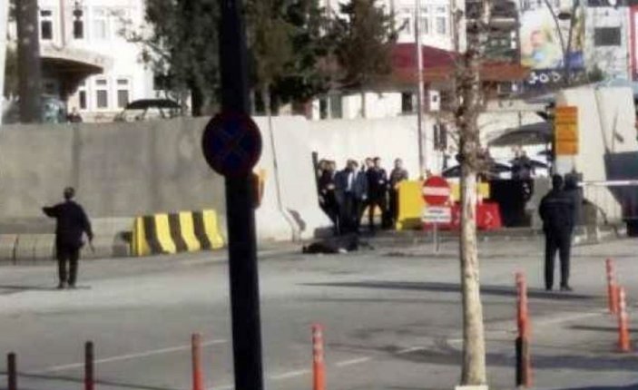 Gaziantep Emniyet Müdürlüğü'nde canlı bomba şüphelisi etkisiz hale getirildi