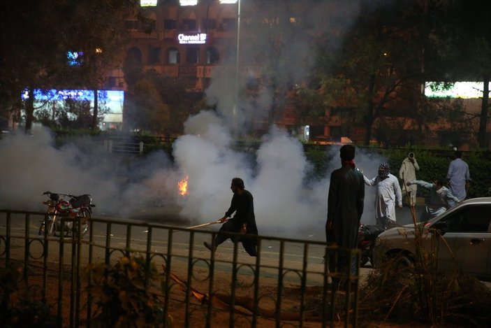 Pakistan'da İmran Han destekçileriyle polis çatıştı