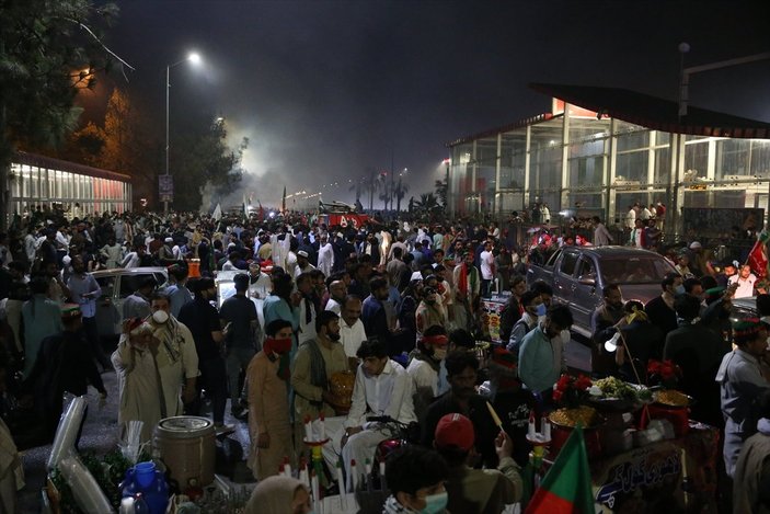 Pakistan'da İmran Han destekçileriyle polis çatıştı