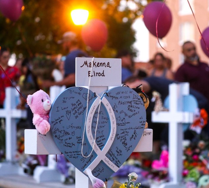 ABD'de okul saldırısında ölenler çiçeklerle anıldı