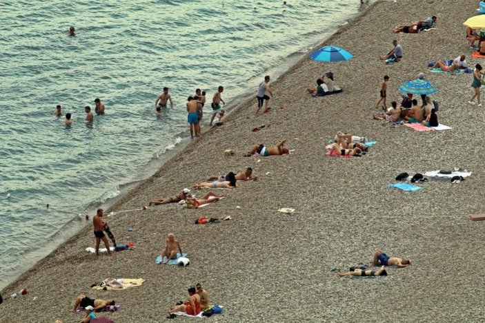 Antalya’da tatilciler sahillere akın etti