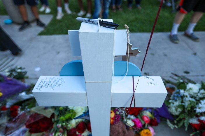 ABD'de okul saldırısında ölenler çiçeklerle anıldı