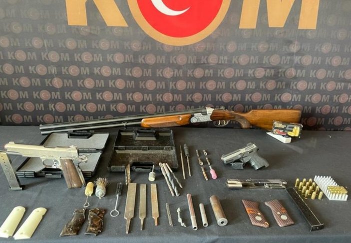 İzmir'de oto ekspertiz görünümlü silah atölyesine baskın yapıldı
