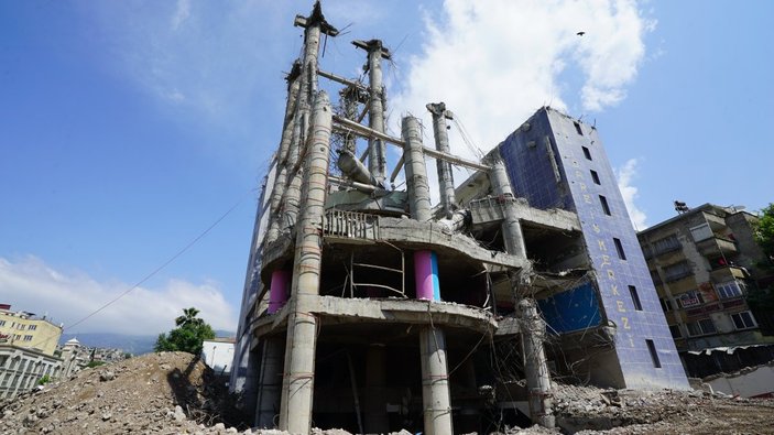 Kahramanmaraş'ta 'Dünyanın en saçma binası'nın yüzde 80'i yıkıldı