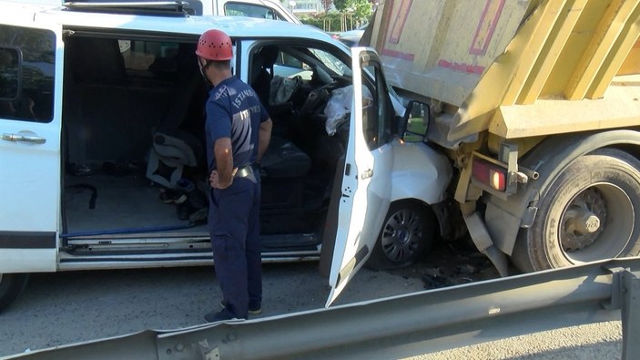 Ümraniye'de işçi minibüsü kaza yaptı: 11 yaralı