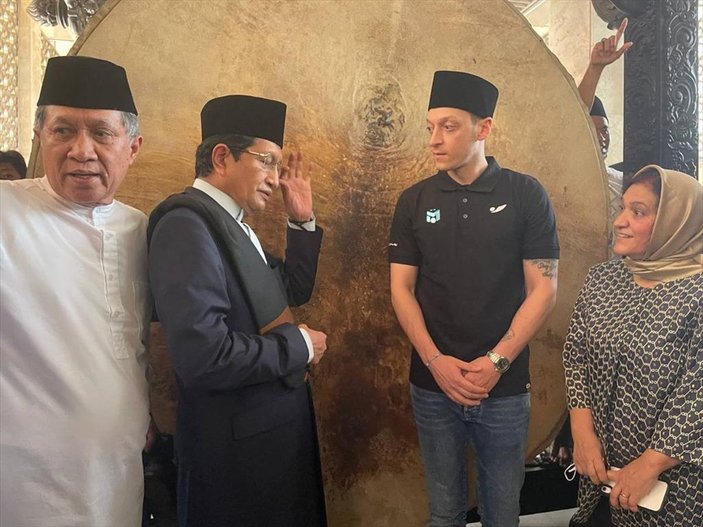 Mesut Özil, Cakarta'da cuma namazı kıldı