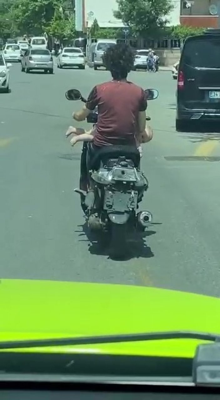 Sultanbeyli'deki sürücünün kucağındaki bebekle tehlikeli yolculuğu
