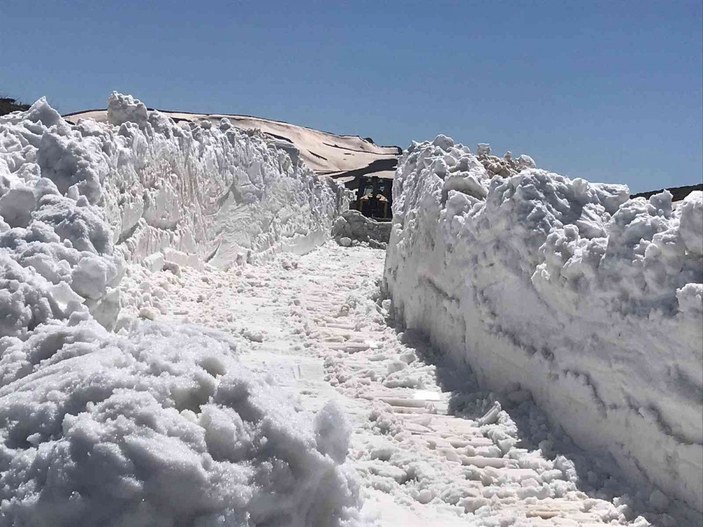Şırnak'ta karla mücadele devam ediyor