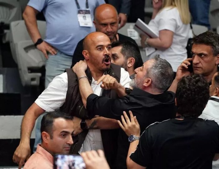 Beşiktaş Genel Kurulu'nda kavga çıktı