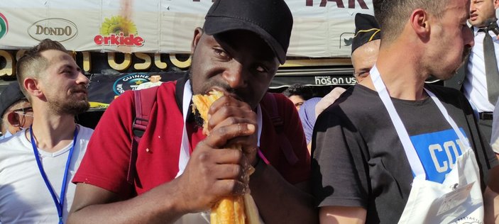 Bursa'da börek yeme yarışmasında kıyasıya mücadele