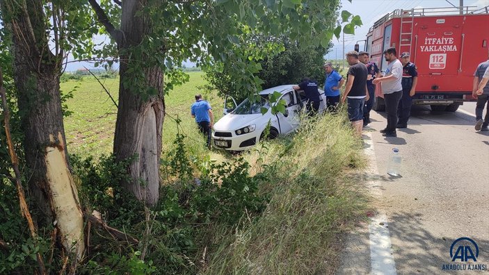 Bursa'da otomobil ağaca çarptı: 4 yaşındaki çocuk ağır yaralı