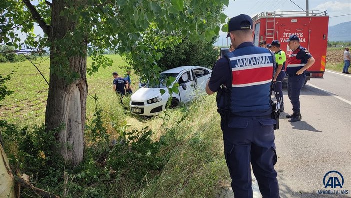 Bursa'da otomobil ağaca çarptı: 4 yaşındaki çocuk ağır yaralı