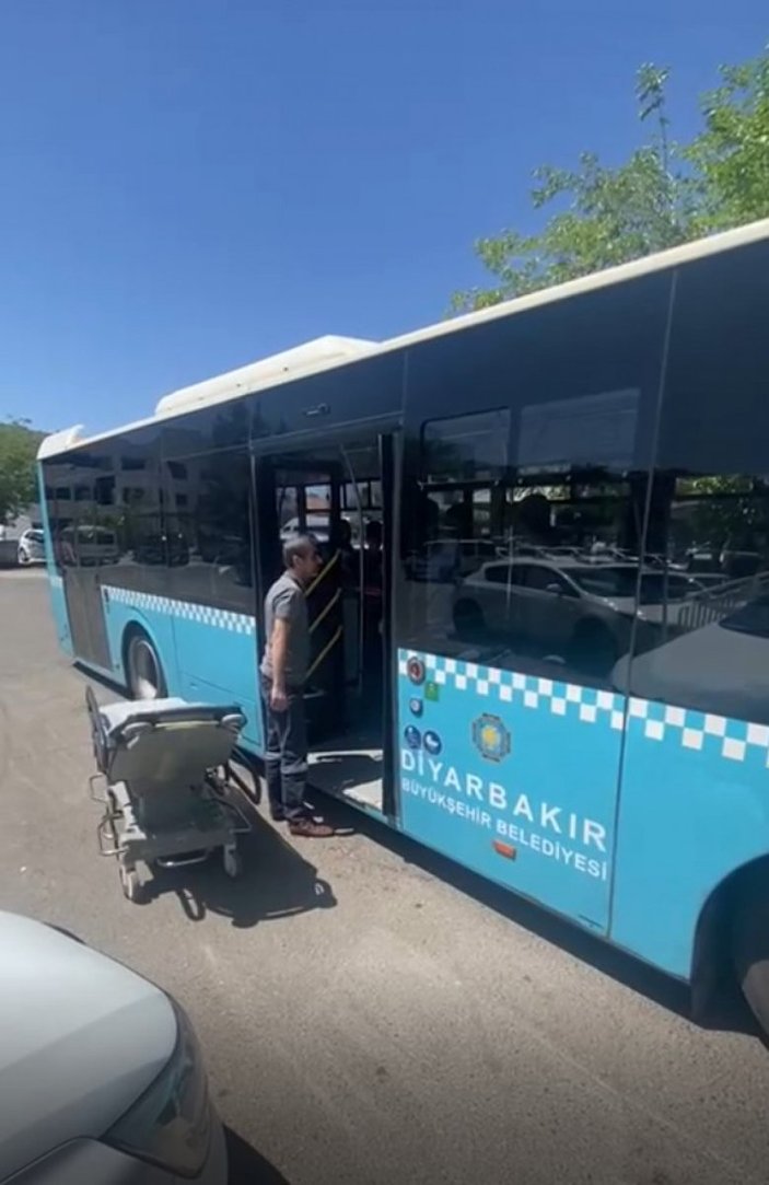 Diyarbakır'da otobüste fenalaştı: Sürücü hastaneye yetiştirdi