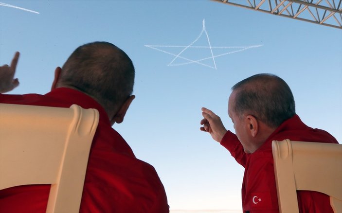Erdoğan ve Aliyev, Türk Yıldızları ve Solo Türk ekibinin akrobasi gösterisini izledi