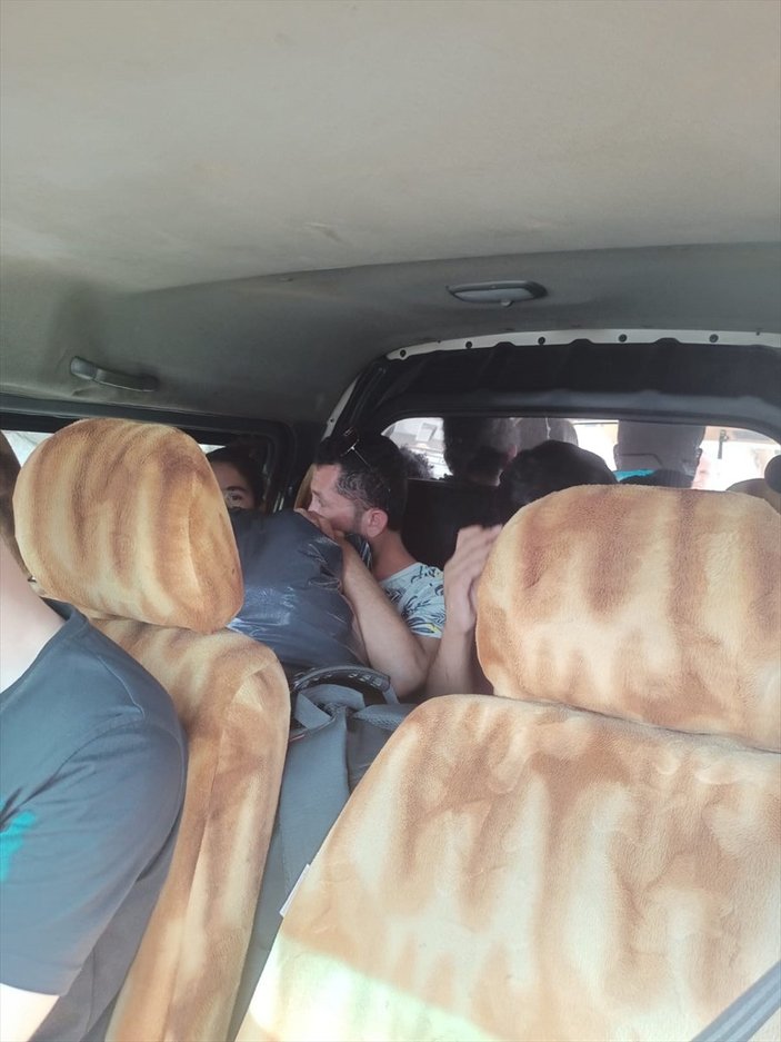 Muğla'da, bir araçtan 19 kaçak göçmen çıktı