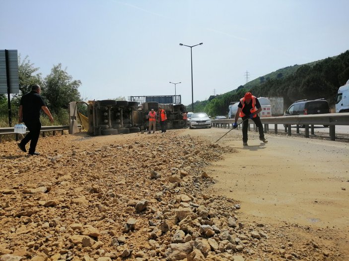 Kocaeli'de devrilen kamyondaki hafriyat yola saçıldı