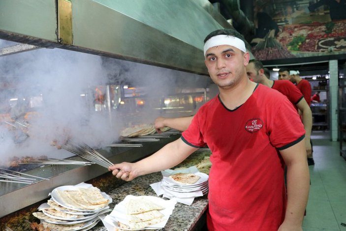 Adana’da, kebapçıların 90 derecede zorlu mesaisi