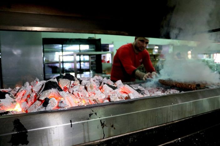 Adana’da, kebapçıların 90 derecede zorlu mesaisi