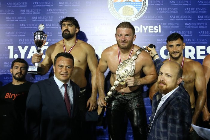 Antalya'da Kaş Belediyesi 1. Yağlı Güreşleri başpehlivanı İsmail Balaban oldu