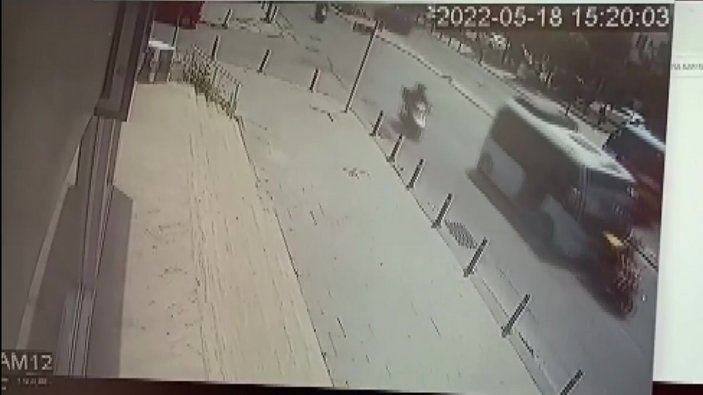 Maltepe'deki minibüsçü, motosikletliyi önünde sürükledi